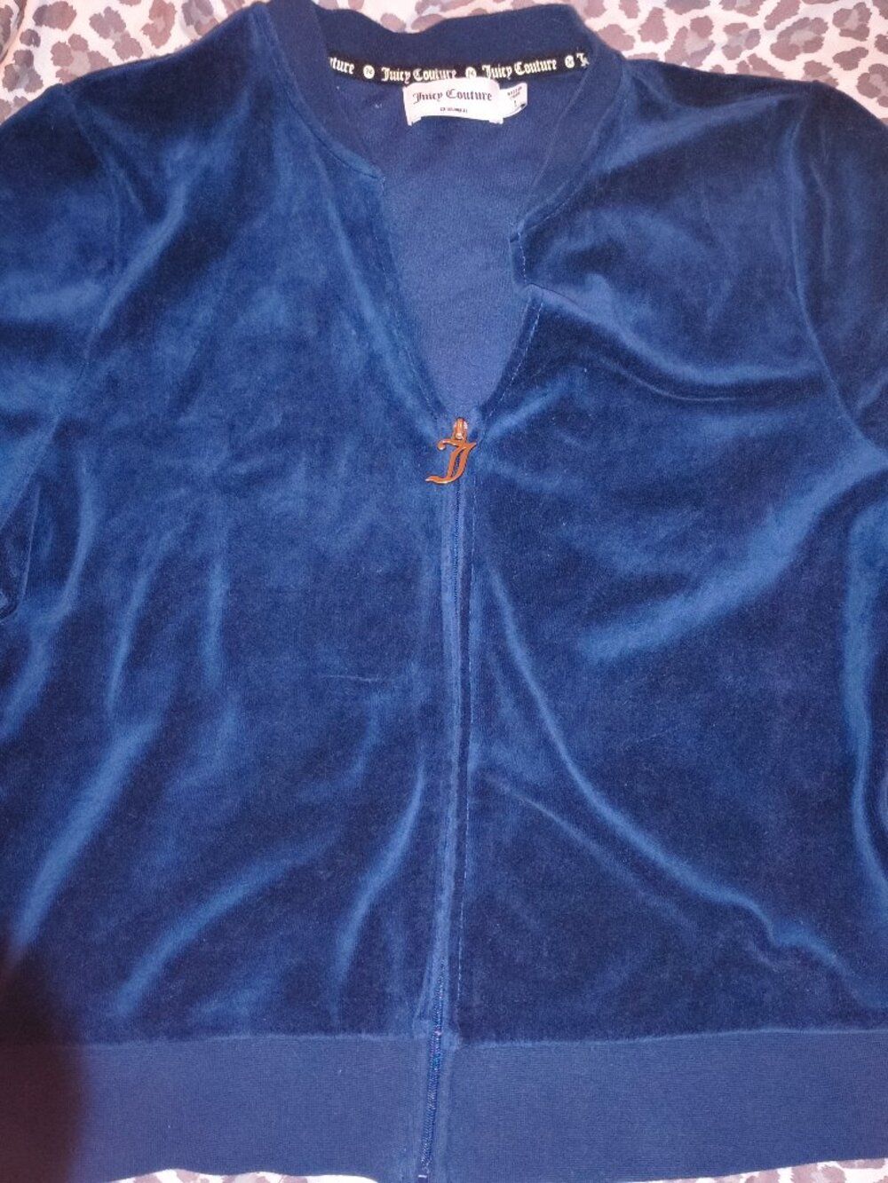 Juicy Couture Velour Short Set - Picture 2 of 8